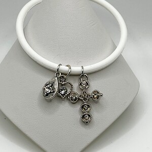 7.5&quot; white rubber charms bracelet