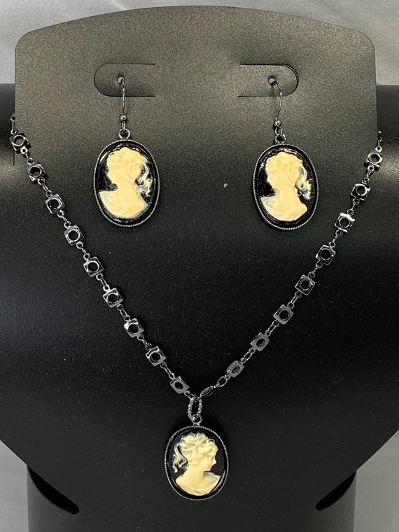18" cameo pendant necklace earring set