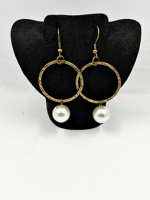 Gold link pearl drop earrings