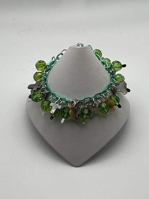 7" green faceted and mother of pearl bracelet