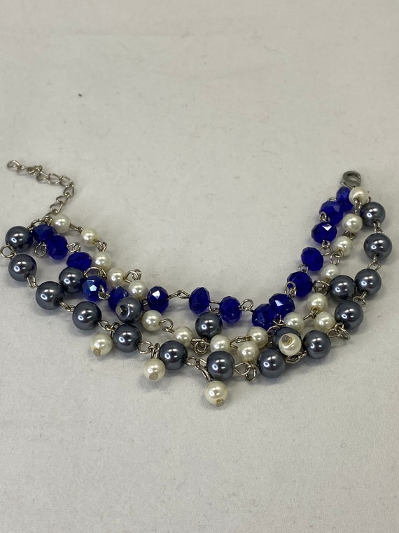 6.5" tri-strand beaded pearl and glass bracelet w/ 2" extender