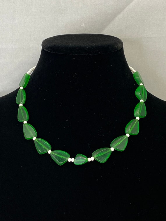 15" green and white choker