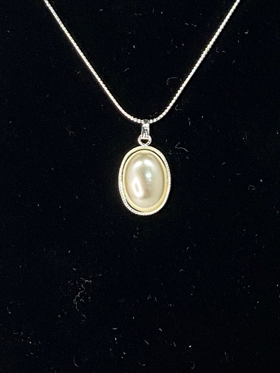 18" pearl pendant on silver with extender set with earrings