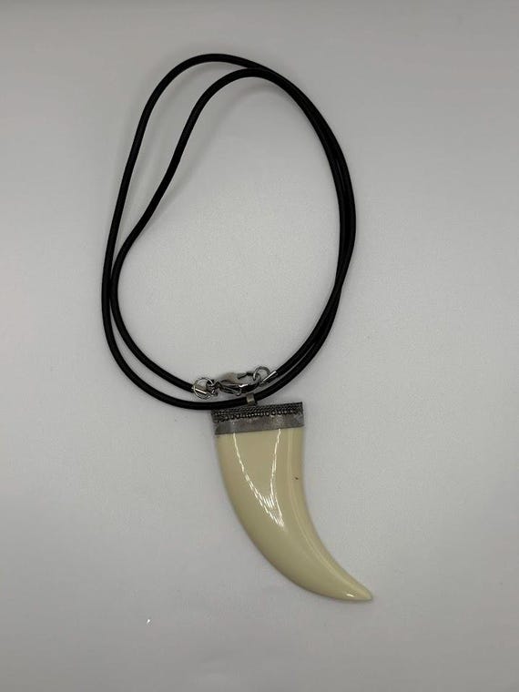25" resin talon pendant necklace