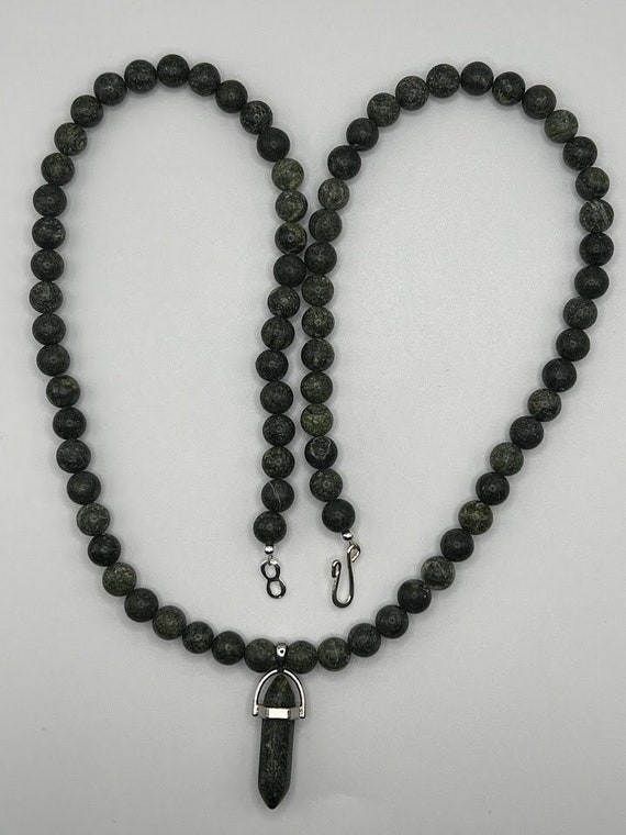 26" Serpentine beaded necklace with point