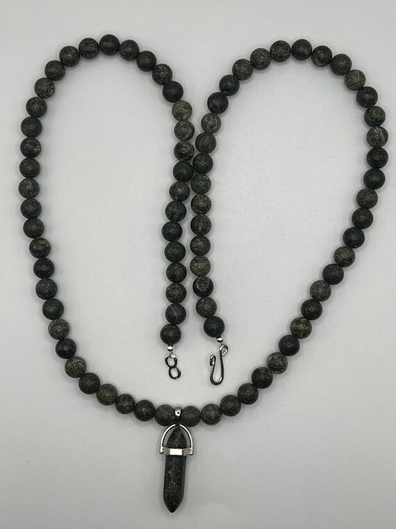 26" Serpentine beaded necklace with point