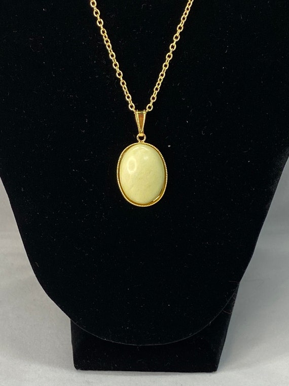 20" chalcedony pendant on gold