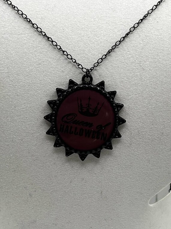 30" Queen of Halloween pendant necklace