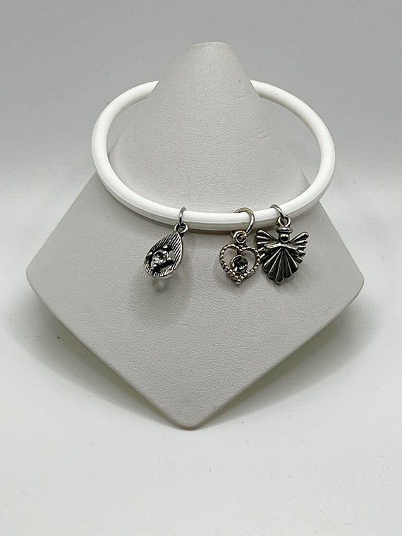 7.5" white rubber cord charms bracelet