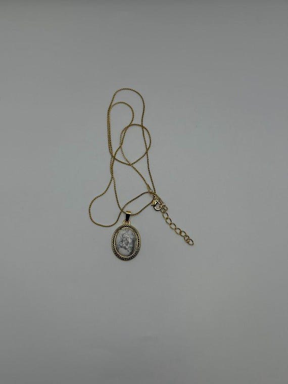 18" white howlite pendant necklace on gold