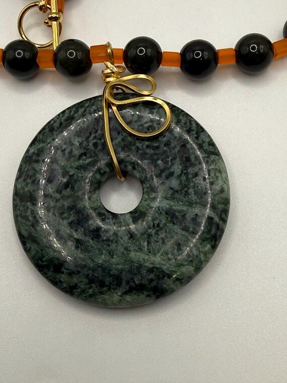 23" green serpentine and orange bead pendant necklace