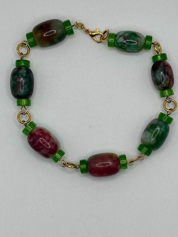 9" pink, green, and white dyed agate bead bracelet