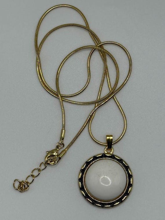 18" snowy quartz pendant on gold
