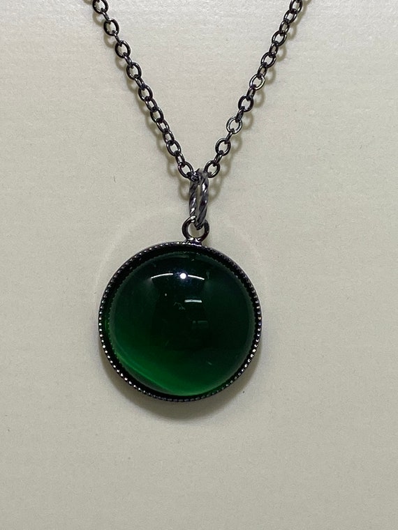 18" emerald green cat's eye round pendant