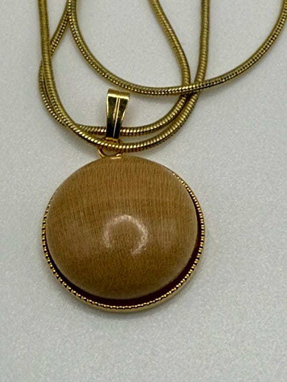 18" woodgrain stone pendant on gold