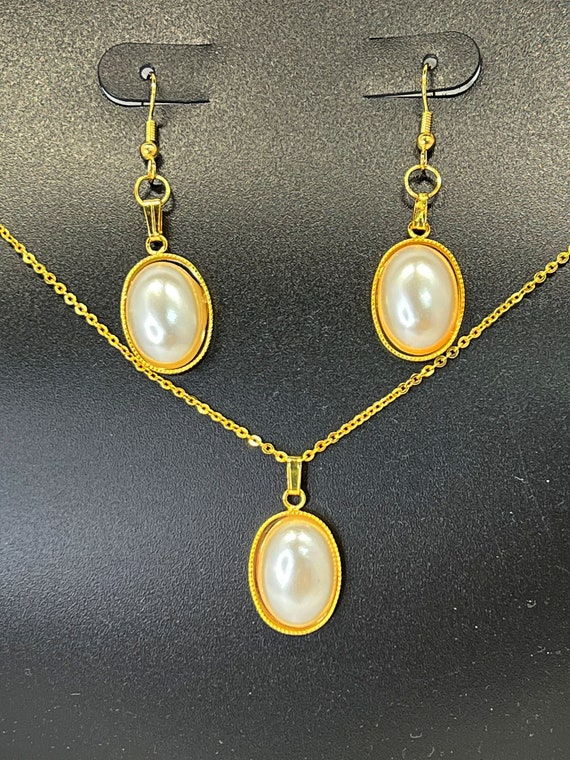 Pearl pendant and earring sets