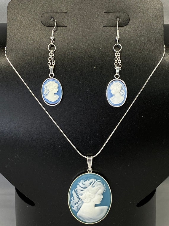 18" blue and white cameo pendant and earring set