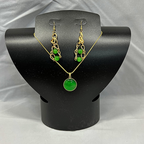 18" green cat's eye pendant and earring set on gold