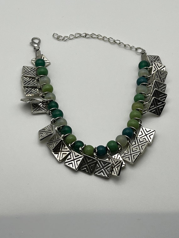 7" greens glass beads and silver diamond drops bracelet