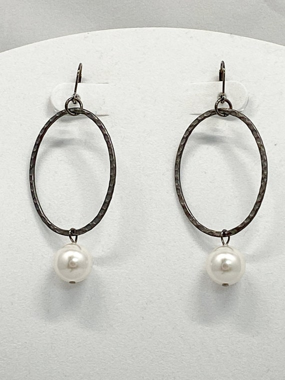 2.75" gunmetal hammered oval and pearl earrings