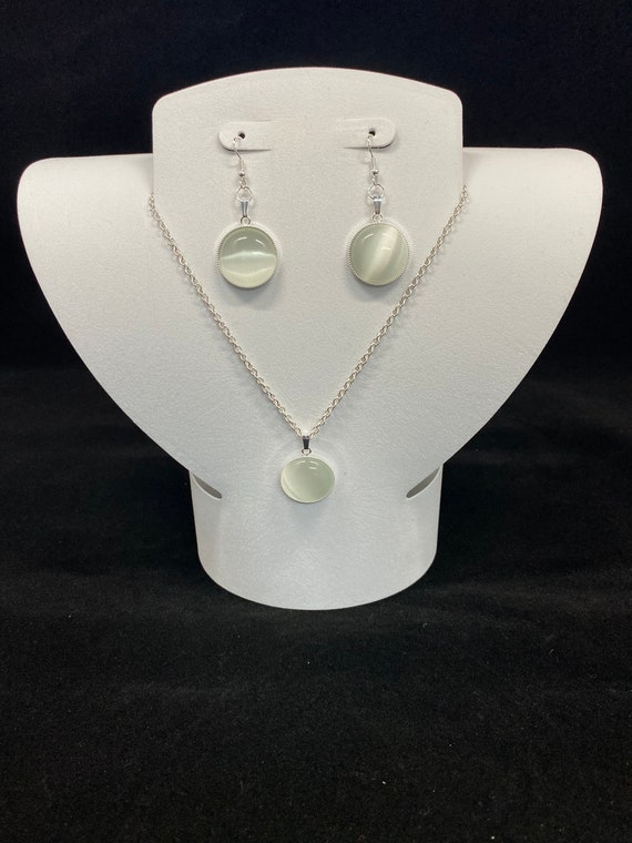 25" white cat's eye pendant and earring set