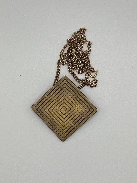 Textured diamond pendant necklace