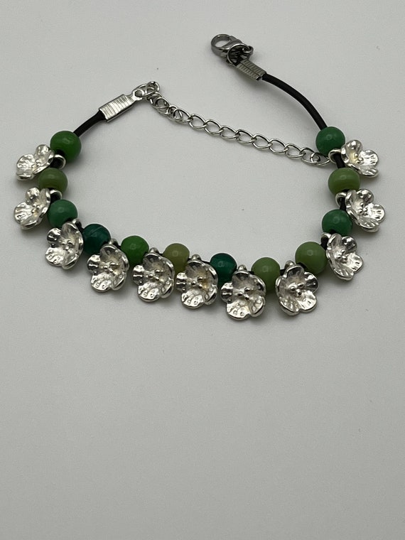 7" green glass bead and flower drop bracelet