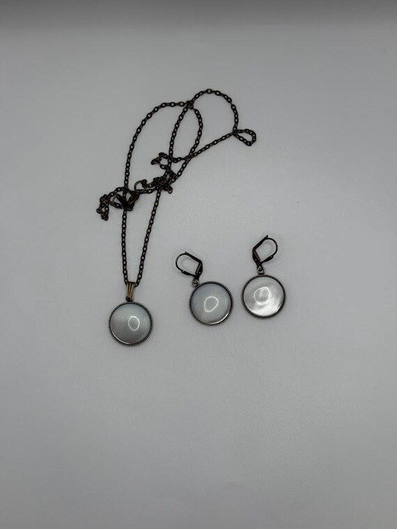 White lip shell pendant necklace and earring set