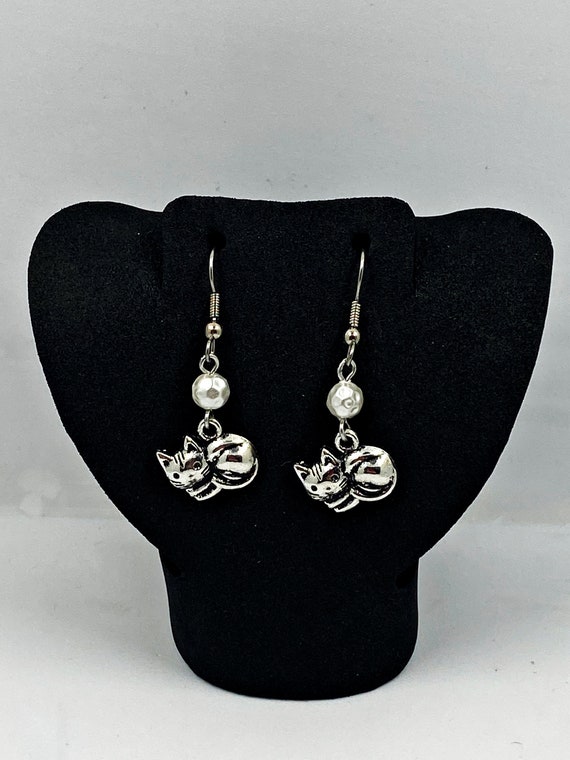 Sleeping kitty earrings