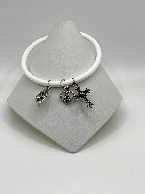 7.5" white rubber cord charms bracelet