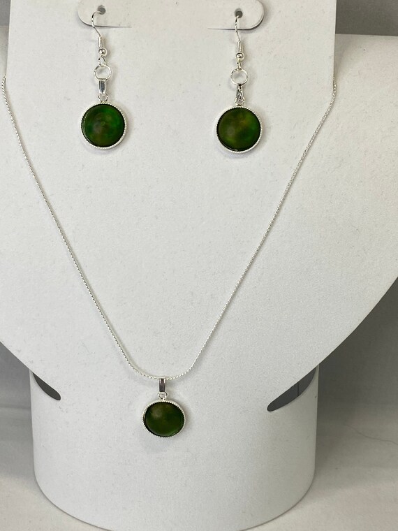 18" round green pendant earring set