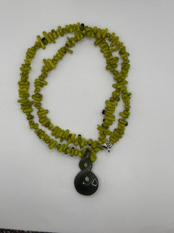 26" green bamboo coral and jade beaded pendant necklace