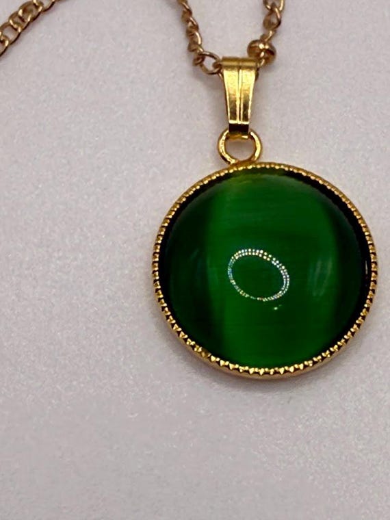 14" green cat's eye glass pendant on gold