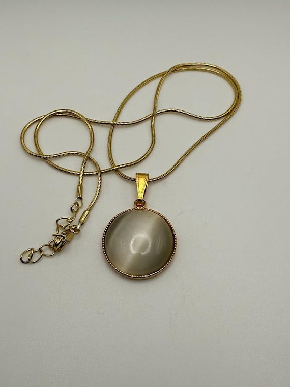 18" white cat's eye pendant