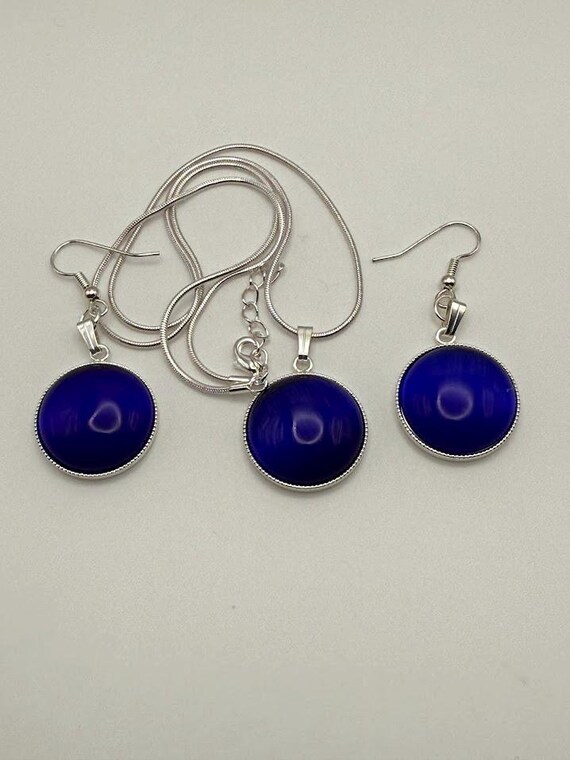 18" blue or white cat's eye glass pendant and earring set