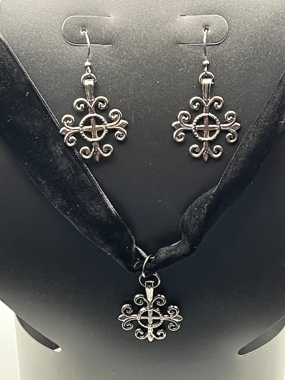 16" black velvet and gunmetal cross choker/earrings set