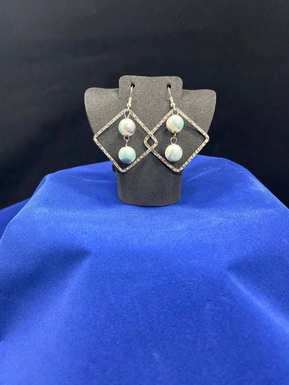 Gunmetal and pearlized earrings