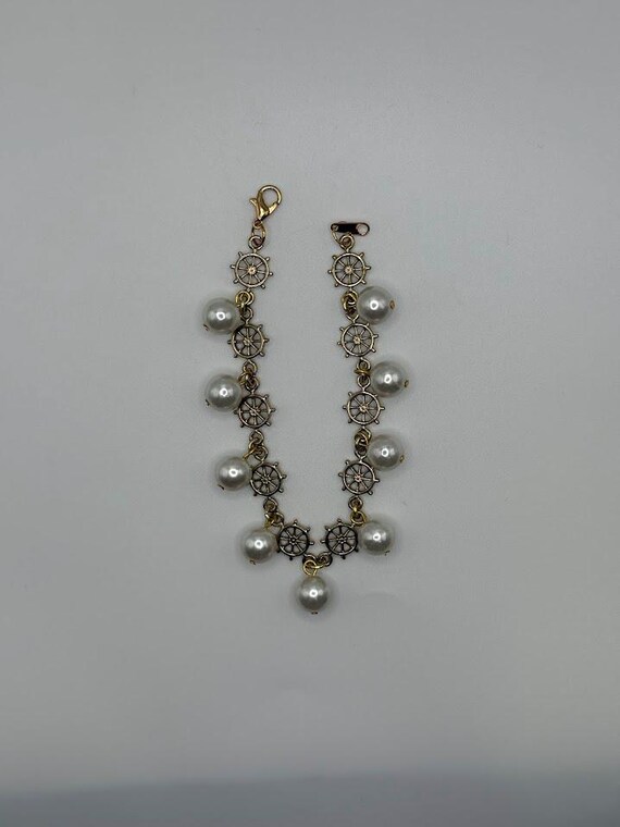 8.5" Captain's wheel and pearl charm bracelet with white or black pearls