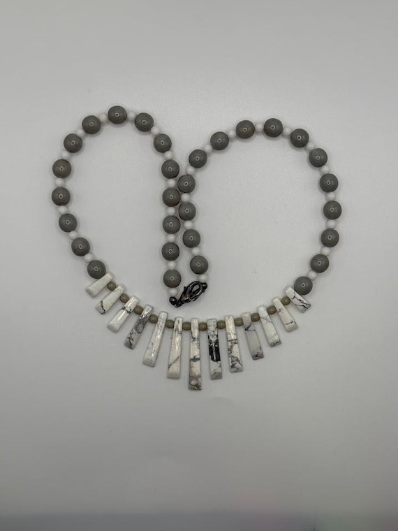 19" white howlite fan necklace