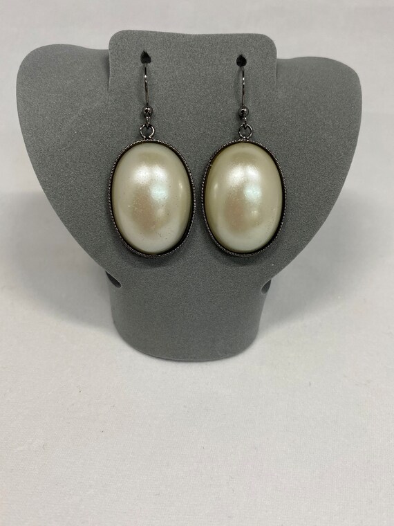 Oval pearl drop earrings