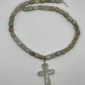 17" sea green serpentine cross pendant beaded necklace