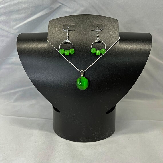 18" green cat's eye pendant and earrings set on silver