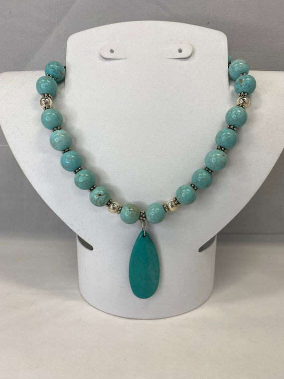 19" howlite and turquoise necklace