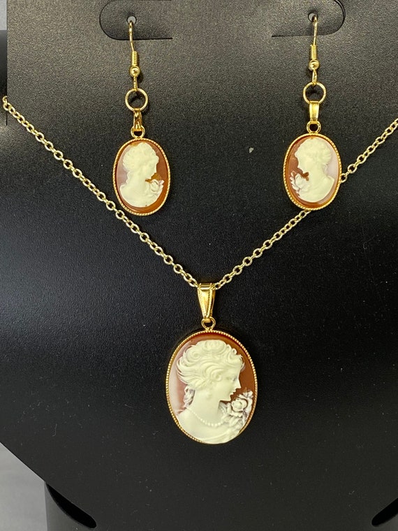 Peach and cream cameo pendant and earrings set on gold