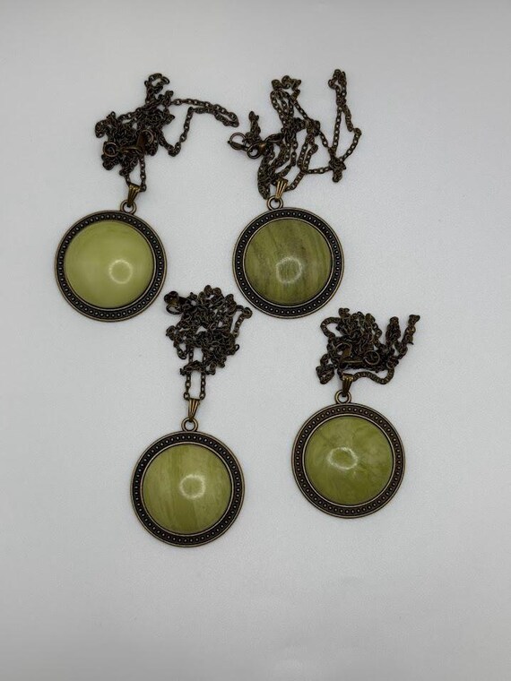 20" serpentine pendant necklace on brass