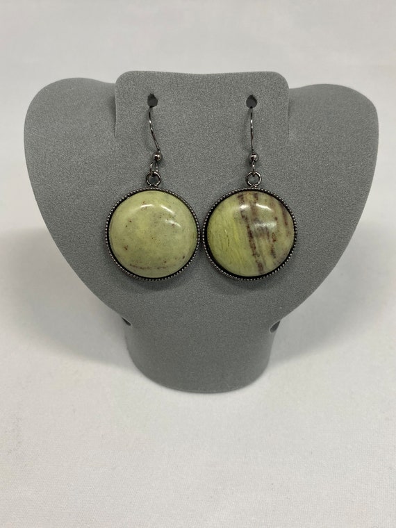 20mm green stone earrings