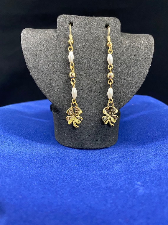 Pearl and clover earrings