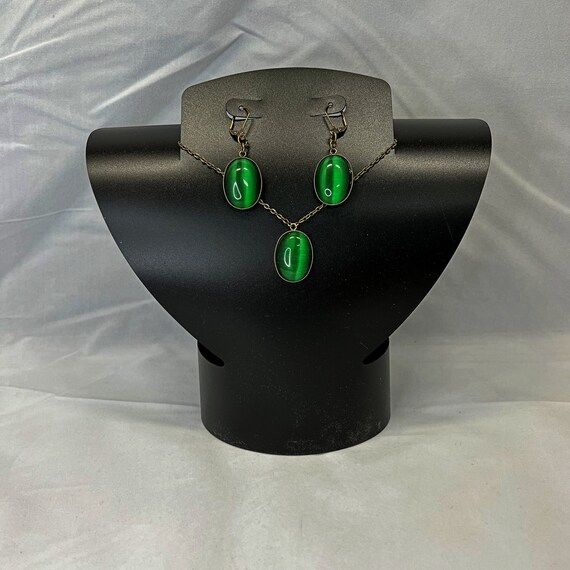 23.5" green cat's eye pendant and earrings set on brass