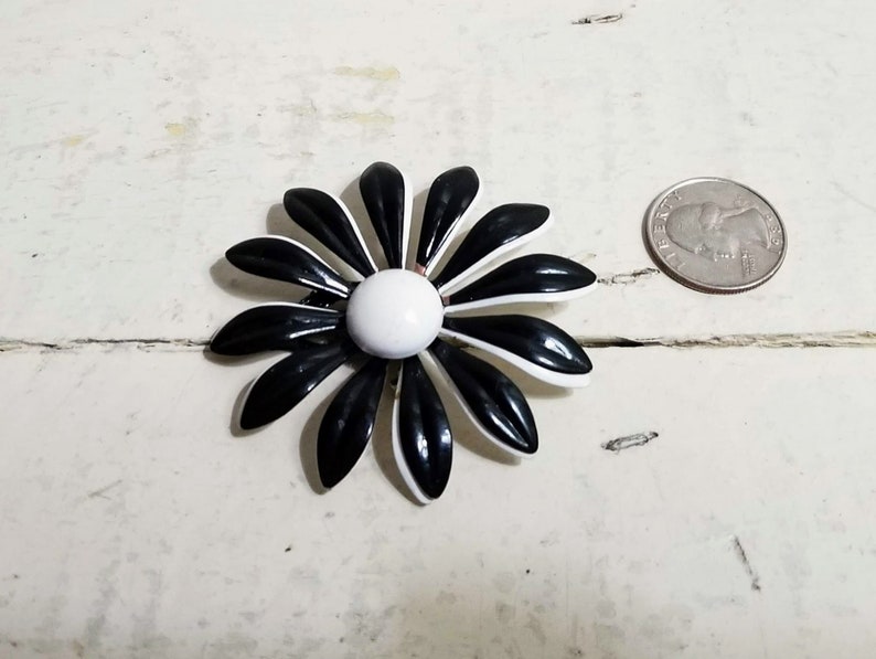 Vintage Black White Metal Enamel DaisyFlower PinBrooch ~ Vintage Accessories ~ Vintage Flower ~ Vintage Brooch ~ Vintage Jewelry ~ 1960/'s