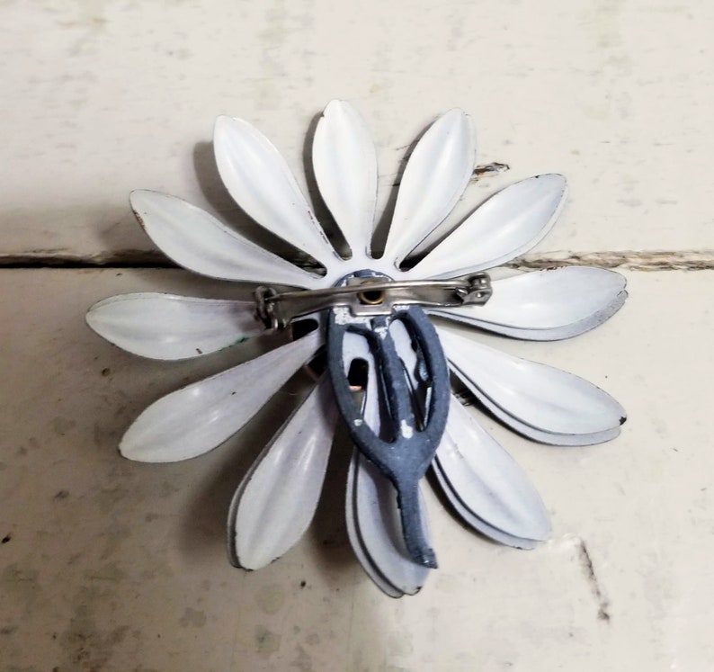 Vintage Black White Metal Enamel DaisyFlower PinBrooch ~ Vintage Accessories ~ Vintage Flower ~ Vintage Brooch ~ Vintage Jewelry ~ 1960/'s